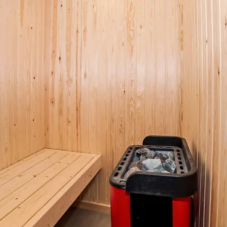 8 Person In Harboore-by Traum