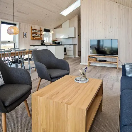 8 Person In Harboore-by Traum