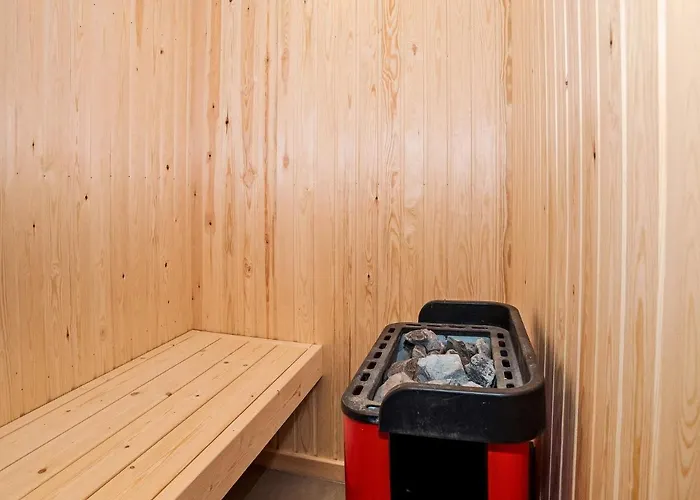 8 Person In Harboore-by Traum