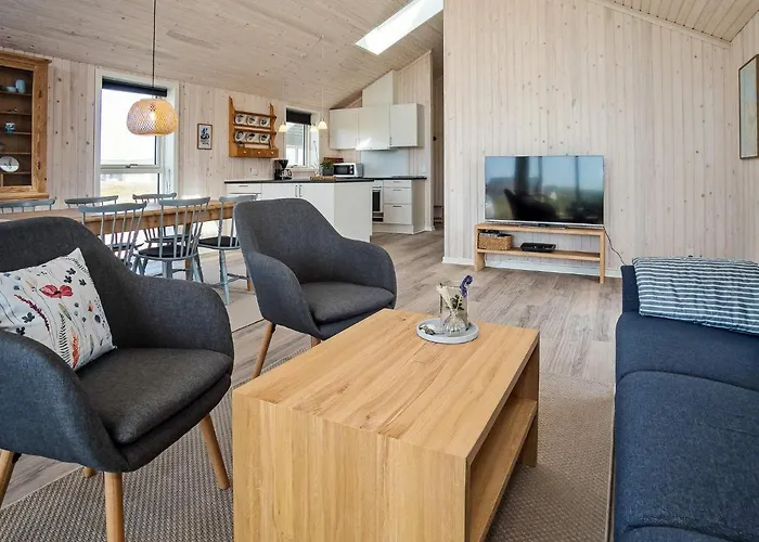 8 Person In Harboore-by Traum